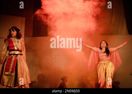 Kathmandu, Nepal. 05th Feb, 2023. Gli artisti affiliati a uno studio di danza estetica eseguono un dramma di danza tradizionale basato sulla storia del festival Swasthani Barta Katha, che dura un mese, l'ultimo giorno del festival a Tokha. Il festival di un mese, dedicato a Dio Madhavnarayan e alla Dea Swasthani, prevede la recita di racconti popolari sulle prodezze miracolose eseguite da loro in molte famiglie indù. Credit: SOPA Images Limited/Alamy Live News Foto Stock