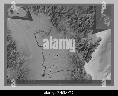 Nueva Ecija, provincia delle Filippine. Mappa in scala di grigi con laghi e fiumi. Posizioni delle principali città della regione. Posizione ausiliaria angolo Foto Stock