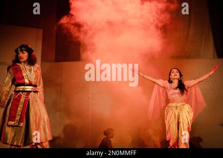 Kathmandu, Nepal. 05th Feb, 2023. Gli artisti affiliati a uno studio di danza estetica eseguono un dramma di danza tradizionale basato sulla storia del festival Swasthani Barta Katha, che dura un mese, l'ultimo giorno del festival a Tokha. Il festival di un mese, dedicato a Dio Madhavnarayan e alla Dea Swasthani, prevede la recita di racconti popolari sulle prodezze miracolose eseguite da loro in molte famiglie indù. (Foto di Prabin Ranabhat/SOPA Images/Sipa USA) Credit: Sipa USA/Alamy Live News Foto Stock