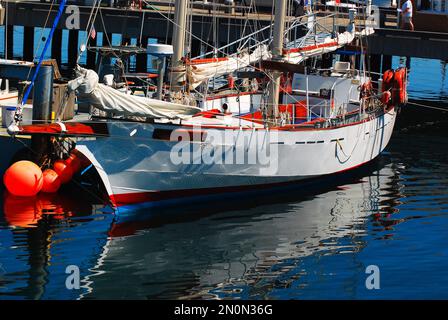 Una barca di legno è ormeggiata presso un molo di Provincetown, Cape Cod, Massachusetts Foto Stock