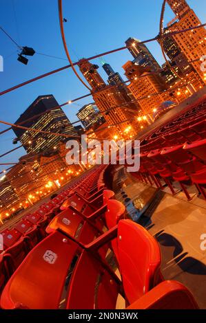 File di posti sotto un cielo crepuscolo nel Pritzker Theater di Chicago Foto Stock
