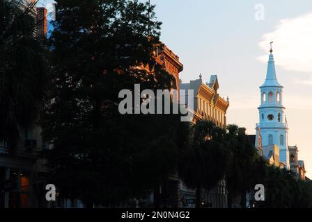 L'ultima luce tocca gli edifici storici di Charleston, South Carolina Foto Stock