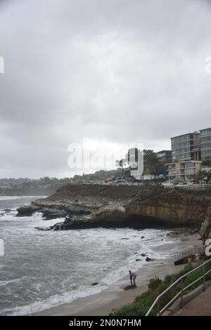 Petite la Jolla Cove è una baia e spiaggia circondata da scogliere e grotte marine a la Jolla, San Diego, CA, Stati Uniti. Punto la Jolla forma il lato sud Foto Stock