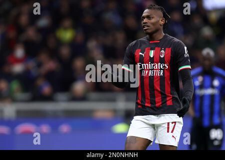 Milano, Italia. 05th Feb, 2023. Milano, Italia. 05th Feb, 2023. Rafael Leao di AC Milan sembra sconsolato durante la Serie A match beetween FC Internazionale e AC Milan allo Stadio Giuseppe Meazza il 5 febbraio 2023 a Milano Italia . Credit: Marco Canoniero/Alamy Live News Credit: Marco Canoniero/Alamy Live News Foto Stock