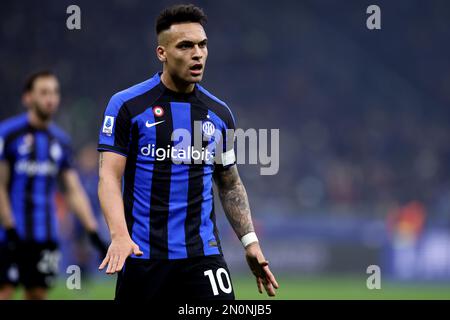 Milano, Italia. 05th Feb, 2023. Milano, Italia. 05th Feb, 2023. Lautaro Martinez del FC Internazionale guarda durante la Serie A match beetween FC Internazionale e AC Milan allo Stadio Giuseppe Meazza il 5 febbraio 2023 a Milano Italia . Credit: Marco Canoniero/Alamy Live News Credit: Marco Canoniero/Alamy Live News Foto Stock