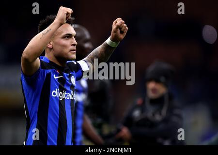 Milano, Italia. 05th Feb, 2023. Milano, Italia. 05th Feb, 2023. Lautaro Martinez del FC Internazionale festeggia dopo aver vinto la Serie A match tra FC Internazionale e AC Milan allo Stadio Giuseppe Meazza il 5 febbraio 2023 a Milano Italia . Credit: Marco Canoniero/Alamy Live News Credit: Marco Canoniero/Alamy Live News Foto Stock