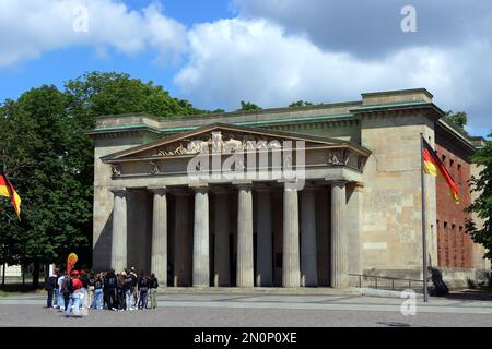 Schülergruppe vor der Neue Wache, Zentrale Gedenkstätte der Bundesrepublik Deutschland für die Opfer von Krieg und Gewaltherrschaft, Deutschland, Berl Foto Stock