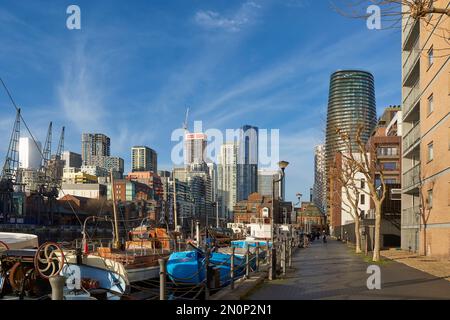 Passerella lungo Millwall Inner Dock, London Docklands, Regno Unito, guardando verso nord verso Canary Wharf Foto Stock