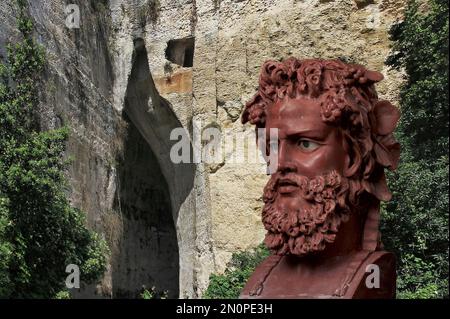 Parco Archeologico della Neapolis (Siracusa, Sicilia) l'orecchio di Dionisio, una cavità a forma di orecchio che amplifica notevolmente la voce. Foto Stock