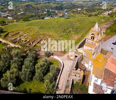 Vista panoramica dal drone del castello Montemor o Novo. Foto Stock