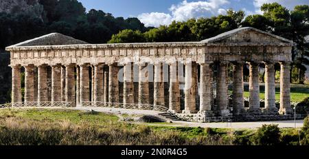 L'antico tempio greco in stile dorico situato nel parco archeologico di Segesta (Sicilia, Italia) Foto Stock