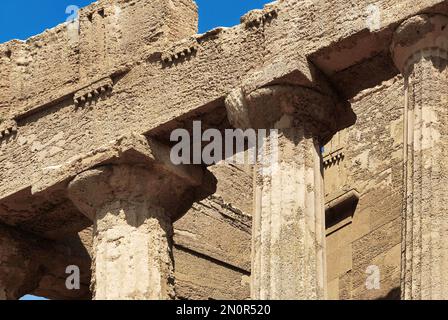 L'antico tempio greco in stile dorico situato nel parco archeologico di Segesta (Sicilia, Italia) Foto Stock