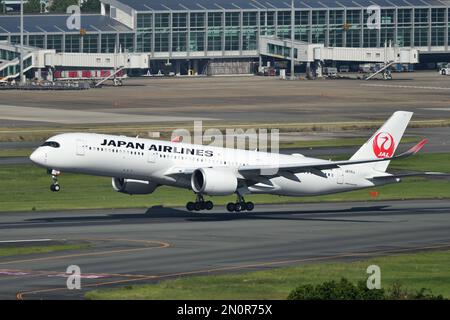 Prefettura di Fukuoka, Giappone - 02 luglio 2022: Aereo passeggeri Japan Airlines (JAL) Airbus A350-900 (JA11XJ). Foto Stock