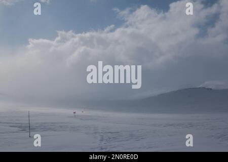 Il passaggio di una tempesta di neve sulla pista da sci di Kungsleden ad aprile, Lapponia, Svezia Foto Stock