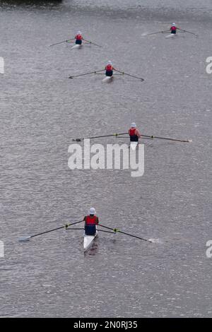 Barca a remi dall'alto che mostra le persone che esercitano sul fiume Yarra Melbourne Australia. Foto Stock