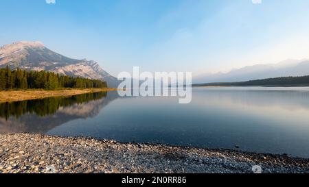 Vista sul lago del Canadian Rocky Mountain Kananaskis Country Alberta Canada Foto Stock