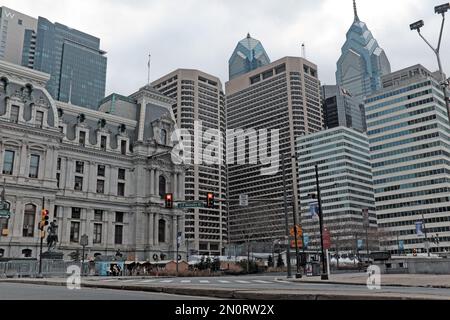 Lo storico municipio nel centro di Filadelfia, con i grattacieli del centro città che fanno da sfondo il 23 dicembre 2022. Foto Stock