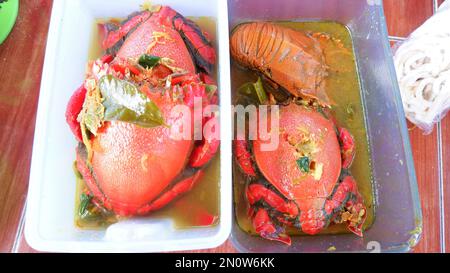 Zuppa di granchio in un contenitore da picnic pronto per mangiare, deliziosi frutti di mare Foto Stock