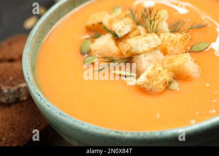 Deliziosa zuppa di zucca cremosa in ciotola, primo piano Foto Stock