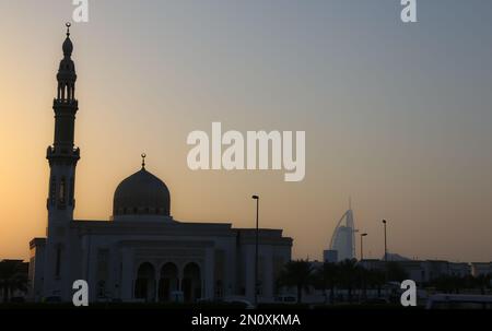 Dubai, Emirati Arabi Uniti - 14,2022 febbraio: Moschea di Jumeirah a Dubai al tramonto. Splendido capolavoro architettonico, caratterizzato da elementi di design islamici tradizionali con Foto Stock