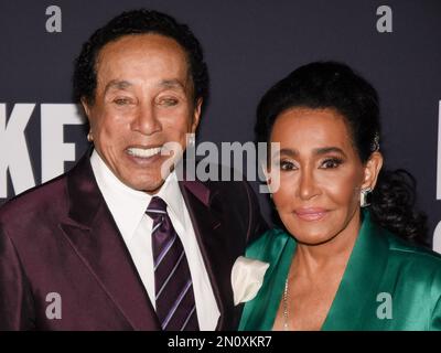 3 febbraio 2023, Los Angeles, California, Stati Uniti: Smokey Robinson e Frances Glandney partecipano al 2023 MusiCares persons of the Year onorando Berry Gordy e Smokey Robinson. (Credit Image: © Billy Bennight/ZUMA Press Wire) SOLO PER USO EDITORIALE! Non per USO commerciale! Foto Stock