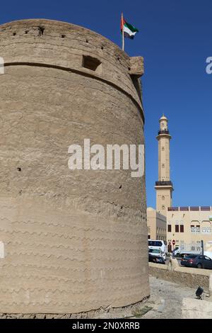 Dubai, Emirati Arabi Uniti - Febbraio 14,2022: Forte al Fahidi il più antico edificio esistente di Dubai, è ora il Museo di Dubai. Presenta il modo tradizionale di Foto Stock