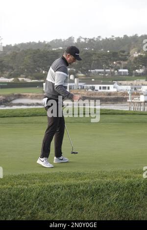 Pebble Beach, California, Stati Uniti. 5th Feb, 2023. Justin Rose Eagles The 6th at Pebble Beach Golf Links durante l'ultimo round del 2023 AT&T Pro-Am., PGA Tour torneo di golf Credit: Motofoto/Alamy Live News Foto Stock