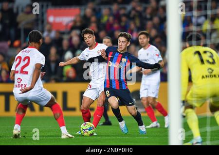 Barcellona, Spagna. 5th Feb, 2023. Gavi (3rd R) di Barcellona vies con Oliver Torres di Siviglia durante la loro partita di calcio spagnola la Liga a Barcellona, Spagna, 5 febbraio 2023. Credit: Joan Gosa/Xinhua/Alamy Live News Foto Stock