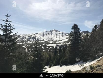 Monte Uludag piccola vista sulla cima (Zirvetepe) dalla zona dell'hotel in inverno a Bursa, Turchia. Uludag è la montagna più alta della regione di Marmara. Foto Stock