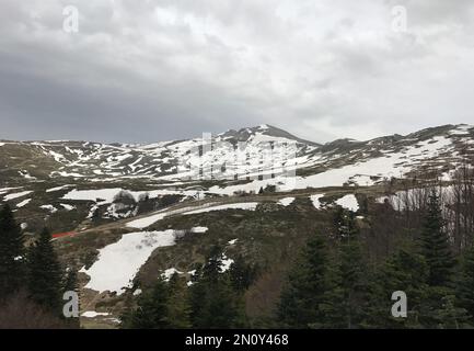 Monte Uludag piccola vista sulla cima (Zirvetepe) dalla zona dell'hotel in inverno a Bursa, Turchia. Uludag è la montagna più alta della regione di Marmara. Foto Stock