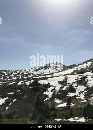 Monte Uludag piccola vista sulla cima (Zirvetepe) dalla zona dell'hotel in inverno a Bursa, Turchia. Uludag è la montagna più alta della regione di Marmara. Foto Stock