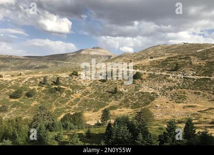 Monte Uludag piccola vista sulla cima (Zirvetepe) dalla zona degli hotel in estate a Bursa, Turchia. Uludag è la montagna più alta della regione di Marmara. Foto Stock