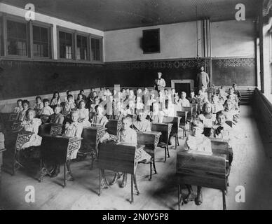 Autentica Milwaukee d'epoca della fine del XIX secolo, Wisconsin, in aula Fotografia: Diversi scolari americani con insegnante, storica immagine in bianco e nero della prima educazione negli Stati Uniti Foto Stock