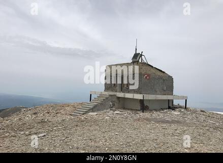 Monte Uludag piccolo rifugio vertice (Zirvetepe) in estate a Bursa, Turchia. Uludag è la montagna più alta della regione di Marmara. Foto Stock