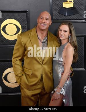 Los Angeles, Stati Uniti. 05th Feb, 2023. (L-R) Dwayne Johnson e Lauren Hashian partecipano ai Grammy Awards 65th annuali alla Crypto.com Arena di Los Angeles domenica 5 febbraio 2023. Foto di Jim Ruymen/UPI Credit: UPI/Alamy Live News Foto Stock