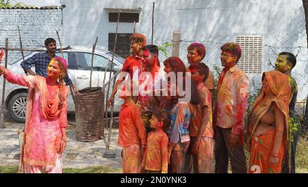 05 febbraio 2023 Jaipur, Rajasthan, India. Famiglia che celebra holi nel parco. La gente che celebra il festival di Holi dei colori a Jaipur India. 05 Feb Foto Stock