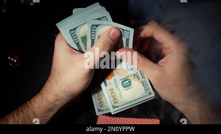 Il giocatore guarda l'arte mentre gioca a poker. Una combinazione di quattro assi, quattro di un genere, carte vincenti cadde Foto Stock