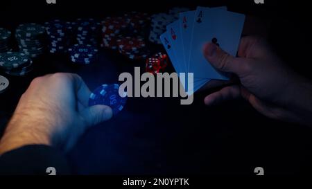 Il giocatore guarda l'arte mentre gioca a poker. Una combinazione di quattro assi, quattro di un genere, carte vincenti cadde Foto Stock