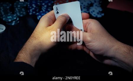 Il giocatore guarda l'arte mentre gioca a poker. Una combinazione di quattro assi, quattro di un genere, carte vincenti cadde Foto Stock