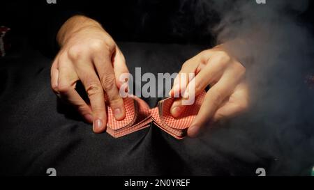 Il giocatore guarda l'arte mentre gioca a poker. Una combinazione di quattro assi, quattro di un genere, carte vincenti cadde Foto Stock