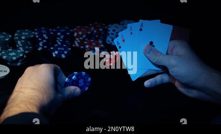 Il giocatore guarda l'arte mentre gioca a poker. Una combinazione di quattro assi, quattro di un genere, carte vincenti cadde Foto Stock