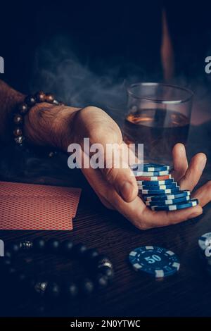 Il giocatore guarda l'arte mentre gioca a poker. Una combinazione di quattro assi, quattro di un genere, carte vincenti cadde Foto Stock