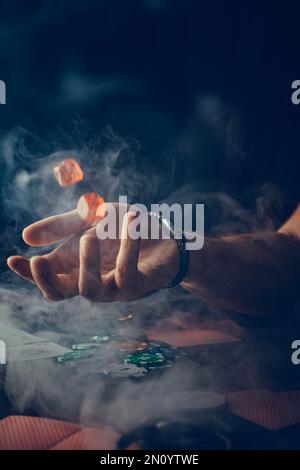 Il giocatore guarda l'arte mentre gioca a poker. Una combinazione di quattro assi, quattro di un genere, carte vincenti cadde Foto Stock