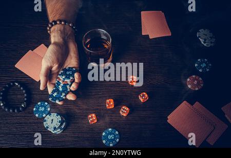 Il giocatore guarda l'arte mentre gioca a poker. Una combinazione di quattro assi, quattro di un genere, carte vincenti cadde Foto Stock