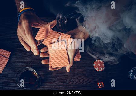 Il giocatore guarda l'arte mentre gioca a poker. Una combinazione di quattro assi, quattro di un genere, carte vincenti cadde Foto Stock