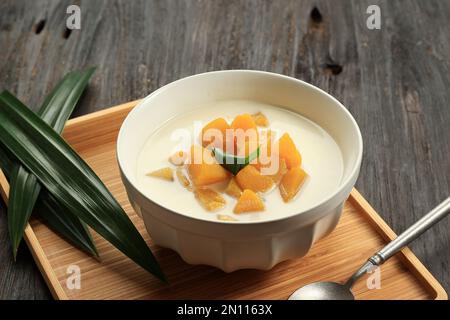 Kolak Labu o latte di cocco Stewed Pumpkin, indonesiano e Thai Dolce Dessert. Ramadan Tajil Iftar alimentare Foto Stock