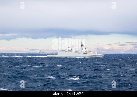 230111-N-TC847-1078 MARE ADRIATICO (11 gennaio 2023) la fregata multi-missione frégate européenne di classe Alpino della Marina italiana IL suo Alpino (F 594), davanti, naviga oltre il cacciatorpediniere-missile guidato di classe Arleigh burke USS Bulkeley (DDG 84), 11 gennaio 2023. The George H.W. Bush Carrier Strike Group è in fase di implementazione pianificata negli Stati Uniti Naval Forces Europe area of Operations, impiegato dagli Stati Uniti Sesta flotta per difendere gli interessi degli Stati Uniti, alleati e partner. (STATI UNITI Foto Navy di Mass Communication Specialist 2nd Class Christine Montgomery) Foto Stock