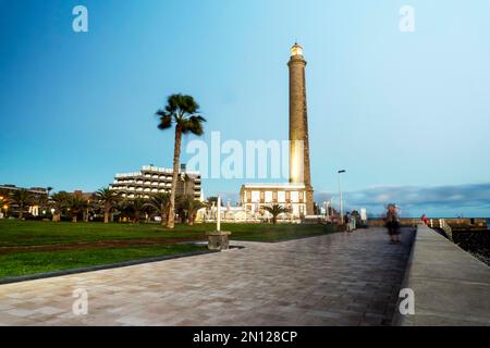 Faro sulla costa rocciosa durante il tramonto a Maspalomas, Gran Canaria, Spagna, Europa Foto Stock