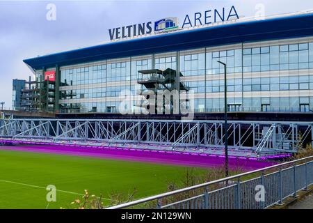 Sistema di illuminazione a LED mobile completamente automatico per l'illuminazione della crescita del prato all'esterno dello stadio di calcio del campo da gioco della Bundesliga club foo Foto Stock