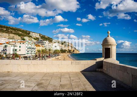 Fortezza di San Giacomo sulla spiaggia di Sesimbra, zona metropolitana di Lisbona, Portogallo, Europa Foto Stock